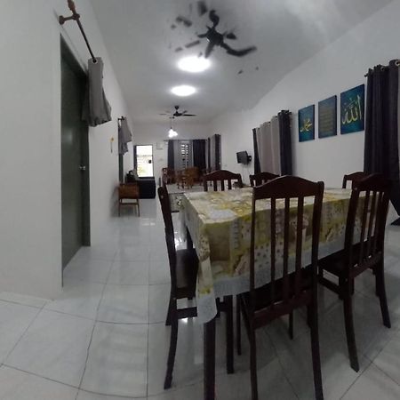 Homestay D'Mama Ifor Muslimi Танджунг-Малим Экстерьер фото
