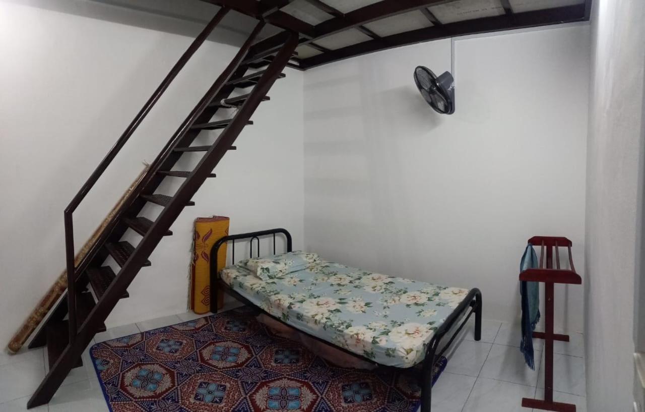 Homestay D'Mama Ifor Muslimi Танджунг-Малим Экстерьер фото