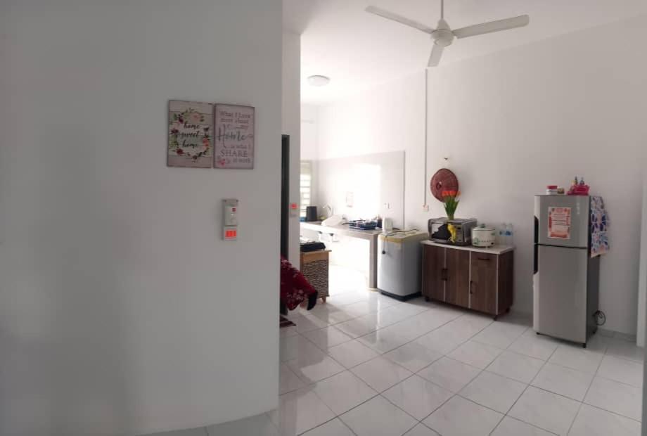 Homestay D'Mama Ifor Muslimi Танджунг-Малим Экстерьер фото